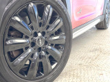●純正18インチアルミホイール:輸入車ならではの卓越した走りを支えるホイールと足回りです!日本車の走りに慣れている方にもぜひ体感して頂きたいほど、高いレベルでまとまっています!