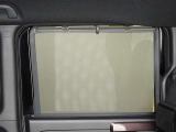 セカンドシートの窓ガラスには日よけのシェードを装備しています。強い日差しのカットに、プライバシー対策としても重宝します。