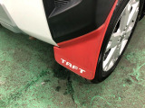 純正オプションの赤のマッドフラップが白のボディに合いますね(^^♪
