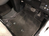 嬉しい純正フロアマット付き♪ 状態も良好です(^^♪