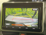 【バックカメラ】駐車時に後方がリアルタイム映像で確認できます。大型商業施設や立体駐車場での駐車時や、夜間のバック時に大活躍!運転スキルに関わらず、今や必須となった装備のひとつです!