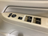 パワーウインドウは運転席でドア4枚とも上下の操作ができるようになっています。子供さんが勝手に操作できないようにロックすることも可能です。