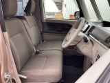 フロントシートはベンチシートです。ベンチシ―トは運転席と助手席の移動もスムーズ!狭い駐車場での乗り降りに便利です。シートの間にコンソールボックスやドリンクホルダーがないため、車内空間も広く感じます