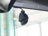 この車にはリアにもドライブレコーダーを装備しております◆映像・音声などを記録する自動車用の装置です。 もしもの事故の際の記録はもちろん、旅行の際の思い出としてドライブの映像を楽しむことができます。