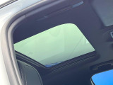 ●サンルーフ:開放感たっぷりの希少装備、サンルーフが装着されています!車内に明かりを取り入れたり景色を楽しむ以外にも、車内の空気も簡単に換気できて快適です!