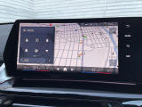 【純正ナビゲーション】BMWのナビゲーションは操作性も良く、詳細な地図情報と交通状況を見やすく表示し、快適なドライビングをサポートしながら目的地までナビゲートします。
