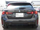 L字型の特徴的なテールランプが、後のドライバーへBMWを印象付けます。
