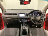 車内は光触媒抗菌消臭施工済です。インパネ周りはスタイリッシュなデザインです。グローブボックスやカップホルダーのほかにトレーなどたくさんの収納スペースが付いています。