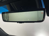後方に設置したカメラの映像をルームミラー内に映し出す事ができます。後ろに人や荷物を載せていても後方が確認できて便利ですね♪