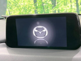 【マツダコネクトナビ】車内の雰囲気にマッチした一体型タイプのナビ。各種車輌設定やBluetooth再生等、様々な機能が楽しめます。直感的なダイヤル操作が可能で、使い勝手も良好です。