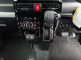 CVT(無段変速)のオートマチックです。インパネシフトがとても使い易く足元がスッキリするので、空間が広く使えますね♪
