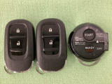 スマートキーを装備しています。鍵を差し込むことなくドアロックの開け閉めと、スタートボタン操作でのエンジンスタートができます。加えて、純正リモコンエンジンスターター用の操作キーもついています。
