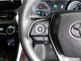 ステアリングスイッチ付き。前方から目を離すことなく操作することが可能です。