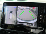 自車を真上から見下ろすように映し出すので周囲の状況が分かるアラウンドビューモニター搭載。フロントカメラとしても使用できます。車庫入れなど苦手な人の頼りになる助っ人です。