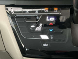 段差のないパネルスイッチのオートエアコン付きです。予め温度設定すれば後はセンサーが感知して設定温度を保ってくれますので快適なドライブが楽しめます。雨の日のガラスの曇りもなく安全な運転ができます。