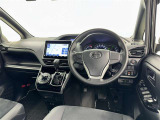 運転席まわりです。 各操作スイッチは使いやすい位置に配置されてます。