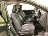 広い足元にゆったり座れるシートには肘掛けも装備しており長距離の運転でも疲れにくくなってます。女性でも運転がしやすいように、シートの高さ調整機能(シートリフター)がついています。
