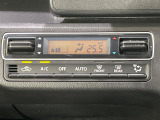 【オートエアコン】一度お好みの温度に設定すれば、車内の温度を検知し風量や温度を自動で調整。暑い&hellip;寒い&hellip;と何度もスイッチ操作をする必要はありません。快適な車内空間には必須の機能ですね♪