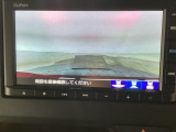 【バックカメラ】運転が苦手な方も車庫入れラクラクです!ギアをリバースに入れれば自動的に切り換わりますので、面倒な操作は不要です♪狭い駐車場もお車を傷つけず安心ですね!