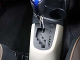 シフトはフロアシフトで操作しやすい。