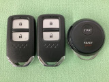 スマートキーを装備しています。鍵を差し込むことなくドアロックの開け閉めと、スタートボタン操作でのエンジンスタートができます。加えて、純正リモコンエンジンスターター用の操作キーもついています。