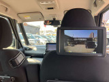 後席モニターも付いてます。長距離ドライブ時に重宝します。