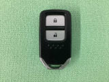 スマートキーを装備しています。鍵を差し込むことなくドアロックの開け閉めと、スタートボタン操作でのエンジンスタートができます。