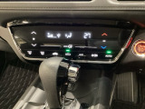 CVT車のセレクトレバーです。低速から高速まで、変速ショックのないスムーズな走りと、エンジン効率のよい領域を維持して燃費にも貢献します。サイドブレーキはスイッチ操作の電子制御パーキングブレーキです。