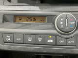 【オートエアコン】一度お好みの温度に設定すれば、車内の温度を検知し風量や温度を自動で調整。暑い&hellip;寒い&hellip;と何度もスイッチ操作をする必要はありません。快適な車内空間には必須の機能ですね♪