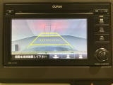 ギヤをR(バック)に入れるとディスプレイオーディオの画面に後ろの映像が映るリアカメラ付です。後退時、コンディションが悪い視界でもカラーバックモニターがドライバーをサポートします。