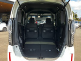 リア席を倒せば広々とした空間の出来上がり、荷物がたくさん載せられますよ。