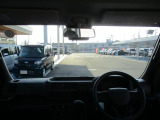 大きなフロントガラスで視界良好です。