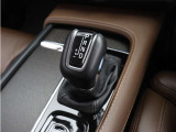 ドライバー自身の意思でシフトチェンジできるマニュアルモードも備えています。状況に応じてパワートレーンの特性を変更できるドライブモード・セッティングと併せ、意のままの走りをお楽しみください。