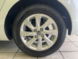 【純正15インチアルミホイール】外観にマッチした純正アルミホイールを装着しております。各種社外アルミホイールや、スタッドレスタイヤも取扱いしております。是非ご相談ください♪