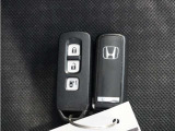 ◆スマートキー◆カギをバッグやポケットに入れたままでもドアロックの開閉ができる『スマートキー』付き!雨天や暗くなってもカギを取り出す必要がなくドアの開錠&エンジンも始動できます