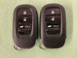 スマートキーを装備しています。鍵を差し込むことなくドアロックの開け閉めと、スタートボタン操作でのエンジンスタートができます。ボタン操作でトランクが開けられる電動テールゲートのボタンもついています。