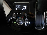 オートエアコンです。車内を設定温度に保ち、快適空間をキープします。