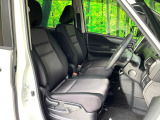 運転席まわりには十分なスペースがあり、大柄な方でもゆったり運転していただける環境です。