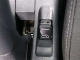 電動オープンのスイッチ操作はとてもシンプルで、気分のままにトップを開閉できます!