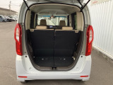 大口なテールゲートです。幅広、低い床面で大きな荷物の出し入れが簡単になります。コンパクトボディーなのに、荷室はこんなに広々!たくさん荷物が積めますよ。