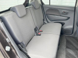 後部座席も気になるようなキズ・汚れやへたり等、大きなダメージはなく、良好な状態です。