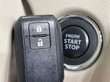 【キーレススタートシステム】カバンやポケットに入れたままでもドアの施錠・解錠が可能なスマートキーを装備。エンジンのオン・オフ時もカギを取り出す必要が無いからとっても便利です♪