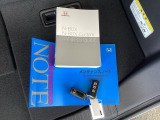メンテナンスノート【整備記録簿】、取説も揃っています。スマートキーはバッグなどにしまったままボタン操作でエンジンの始動・停止ができて大変便利です。
