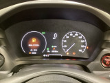 ハイブリット車専用のメーターです。右側の大型スピードメーターに加え、ステアリングスイッチを使って左のマルチインフォメーション・ディスプレイで燃費や動力伝達などの情報が見れるようになっています。
