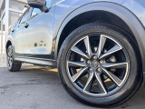 【純正アルミホイール】外観にマッチした純正アルミホイールを装着しております。各種社外アルミホイールや、スタッドレスタイヤも取扱いしております。是非ご相談ください♪
