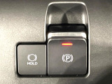 【電動パーキングブレーキ】パーキングブレーキは便利な電動式!ボタン一つで操作でき、アクセルを踏めば自動で解除されます♪レバーやペダルが無いので運転席廻りもすっきりしますね♪