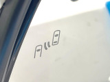 【ブラインドスポットモニター】走行中、ドアミラーの死角になりやすい箇所に後続車が接近するとサイドミラーのレンズに警告を表示!ドライバーに注意喚起をしてくれます。