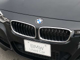 左右のキドニー・グリルの中心にはBMWのエンブレムが鎮座し、個性を放つデザイン性を兼ね備えました。