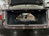 トランクスペースは、リアシートの背もたれを倒せば長モノを入れることも可能ですよ!