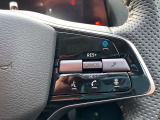 【プロパイロット2.0】高速道路でアクセル、ブレーキ、ステアリング操作をクルマがサポート。高速走行におけるドライバーの負担を軽減します。その下には、携帯電話用ハンズフリースイッチが並びます。